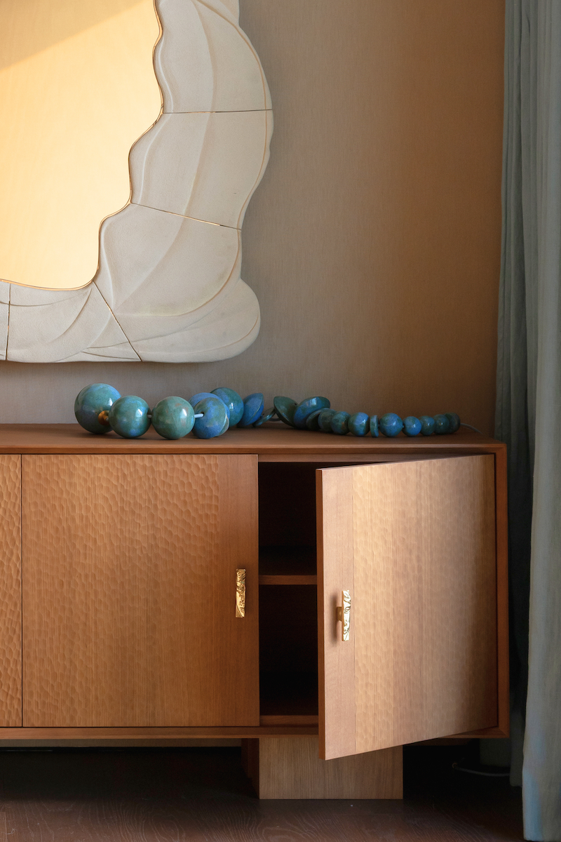 Bijou de sol en céramique chamottée et laiton, émaillé d'un bleu envoutant, façonné par Jehanne et Pascale de l'Atelier HD en collaboration avec Caroline Andréoni pour l'aménagement d'une master bedroom à Miami. Cette pièce a été spécialement repensée afin d'arborer un émail évoquant les nuances de la mer et dialoguant avec la vue spectaculaire qu'offre cette sublime villa.

La Lora diffuse une lumière chaude et directionnelle, soulignant la matière et créant une atmosphère à la fois intime et sculpturale.