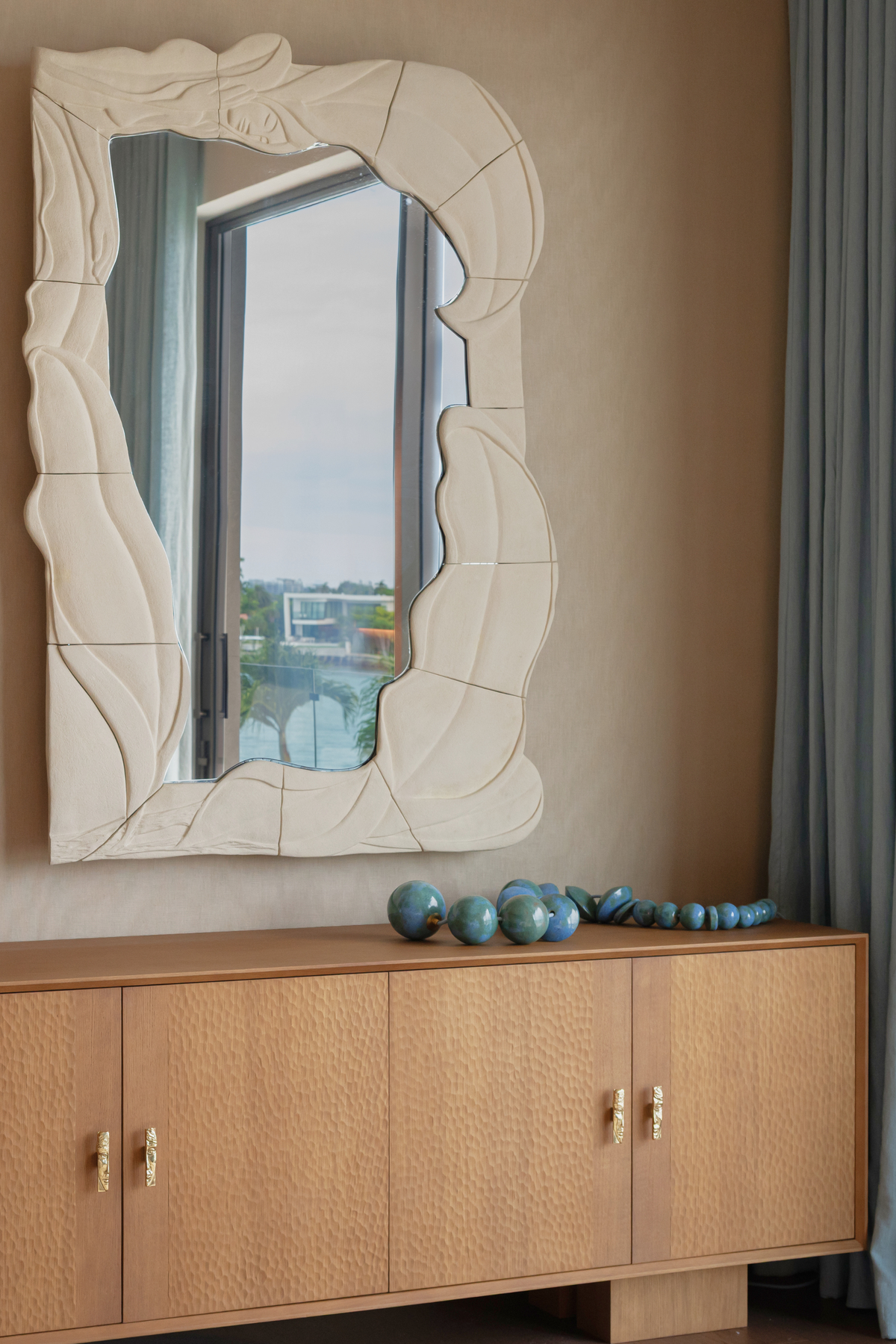 Bijou de sol en céramique chamottée et laiton, émaillé d'un bleu envoutant, façonné par Jehanne et Pascale de l'Atelier HD en collaboration avec Caroline Andréoni pour l'aménagement d'une master bedroom à Miami. Cette pièce a été spécialement repensée afin d'arborer un émail évoquant les nuances de la mer et dialoguant avec la vue spectaculaire qu'offre cette sublime villa.

La Lora diffuse une lumière chaude et directionnelle, soulignant la matière et créant une atmosphère à la fois intime et sculpturale.