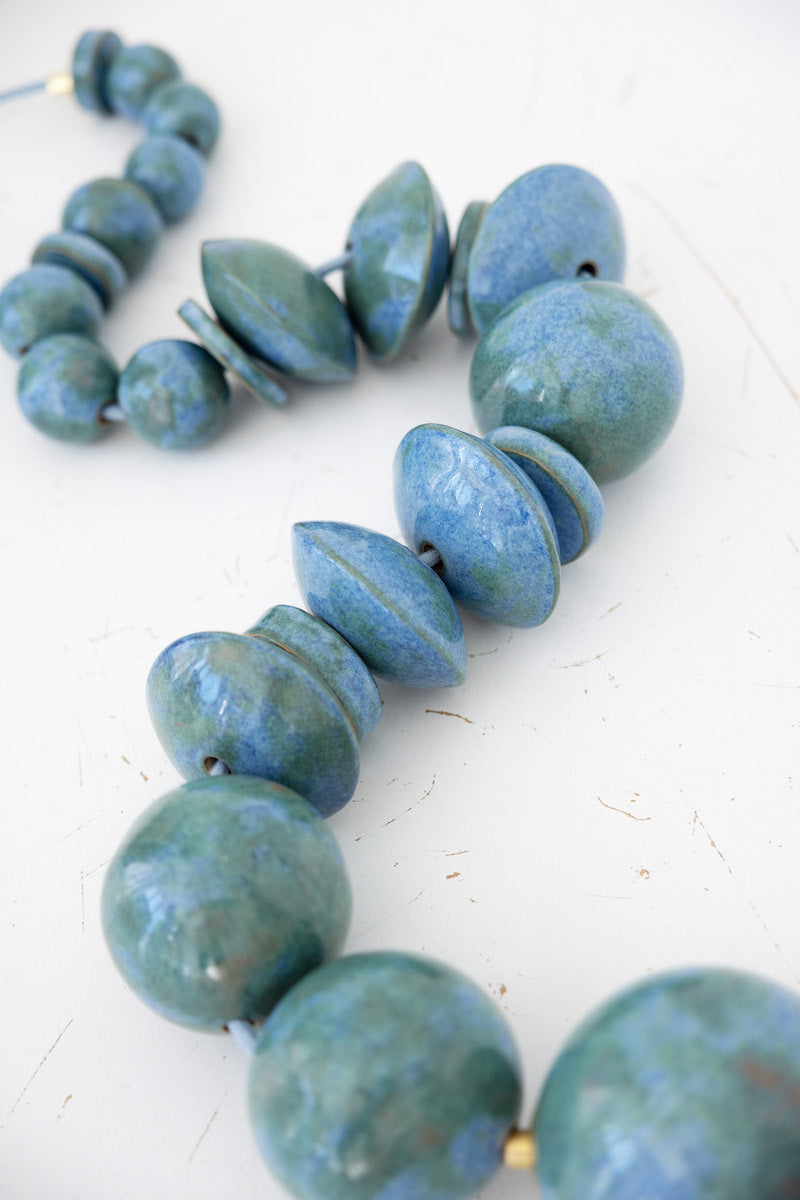Bijou de sol en céramique chamottée et laiton, émaillé d'un bleu envoutant, façonné par Jehanne et Pascale de l'Atelier HD en collaboration avec Caroline Andréoni pour l'aménagement d'une master bedroom à Miami. Cette pièce a été spécialement repensée afin d'arborer un émail évoquant les nuances de la mer et dialoguant avec la vue spectaculaire qu'offre cette sublime villa.

La Lora diffuse une lumière chaude et directionnelle, soulignant la matière et créant une atmosphère à la fois intime et sculpturale.