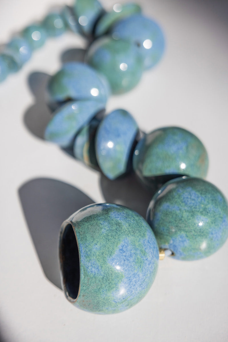 Bijou de sol en céramique chamottée et laiton, émaillé d'un bleu envoutant, façonné par Jehanne et Pascale de l'Atelier HD en collaboration avec Caroline Andréoni pour l'aménagement d'une master bedroom à Miami. Cette pièce a été spécialement repensée afin d'arborer un émail évoquant les nuances de la mer et dialoguant avec la vue spectaculaire qu'offre cette sublime villa.

La Lora diffuse une lumière chaude et directionnelle, soulignant la matière et créant une atmosphère à la fois intime et sculpturale.