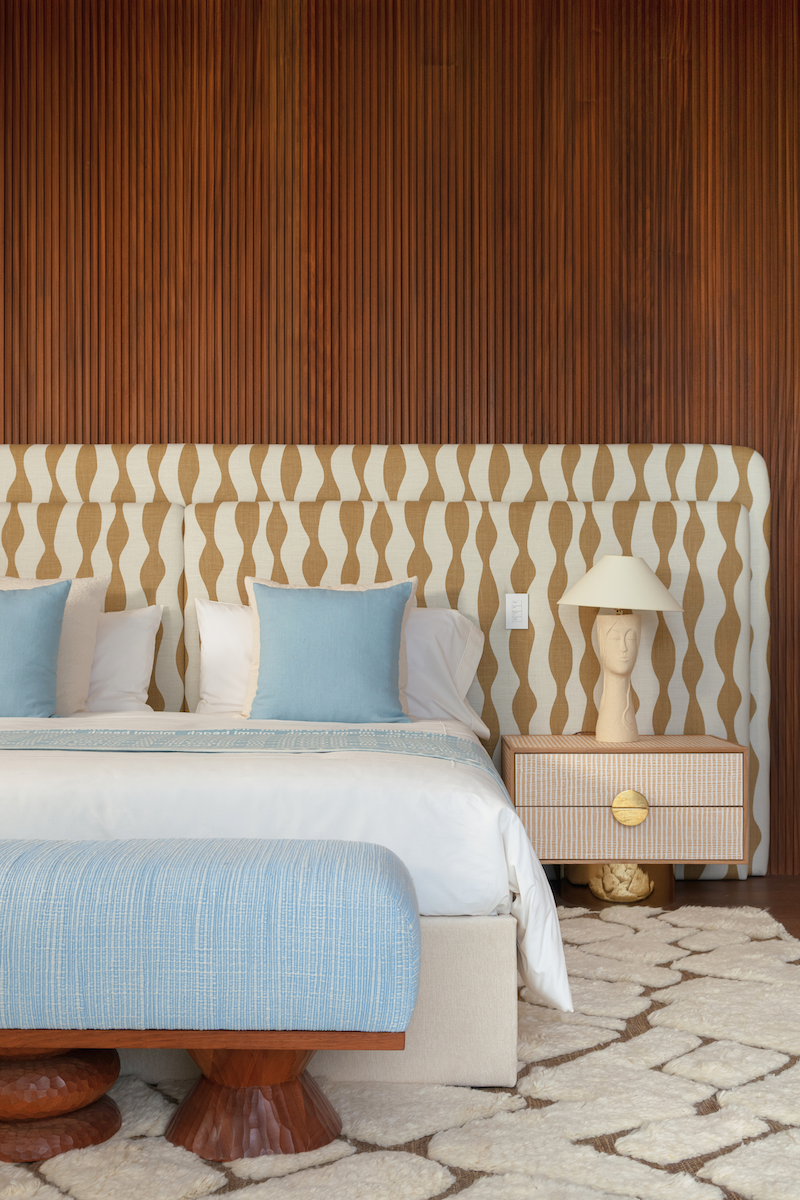 Banc Bimini, sculpté à la main dans le bois par Alice Damiens pour Romie Objetti, est une pièce née d'une collaboration avec Caroline Andréoni. Imaginé pour la master bedroom d'une villa à Miami, son dessin organique s'inspire des ondulations de la vue mer qui lui fait face.