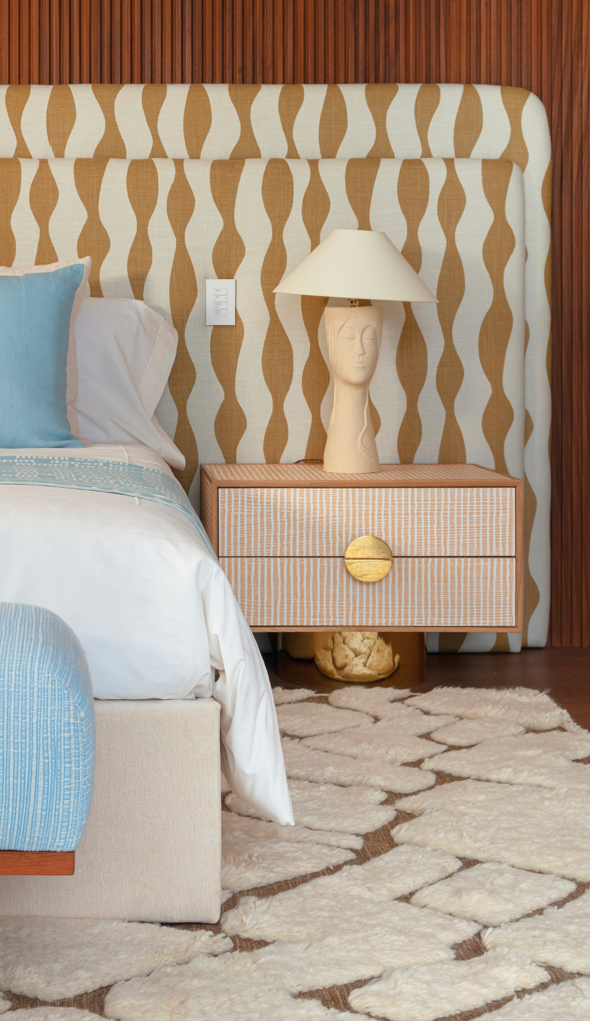 Paire de tables de chevet FAENA, imaginée par Caroline Andreoni pour la master bedroom d'une villa privée à Miami. Le caisson en chêne massif s'habille d'un placage en bois graphique aux tons ivoire et sable, posé sur un socle cylindrique en laiton poli.

Les photos affichées correspondent à la version la plus grande des chevets.