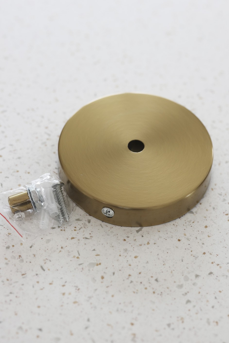 Cette suspension, au design minimaliste et aux lignes pures, s’intègre harmonieusement dans tout espace contemporain. Que ce soit de chaque côté d’un lit ou au-dessus d’une table. Les boules de la suspension Yaka, de la collection Floches proposée par Atelier HD en exclusivité pour Caroline Andréoni La Maison, sont faites à la main et enfilées sur un câble électrique beige offrant une source de lumière délicate qui sublime l'espace sans s'imposer. Ses finitions soignées en font un luminaire esthétique.