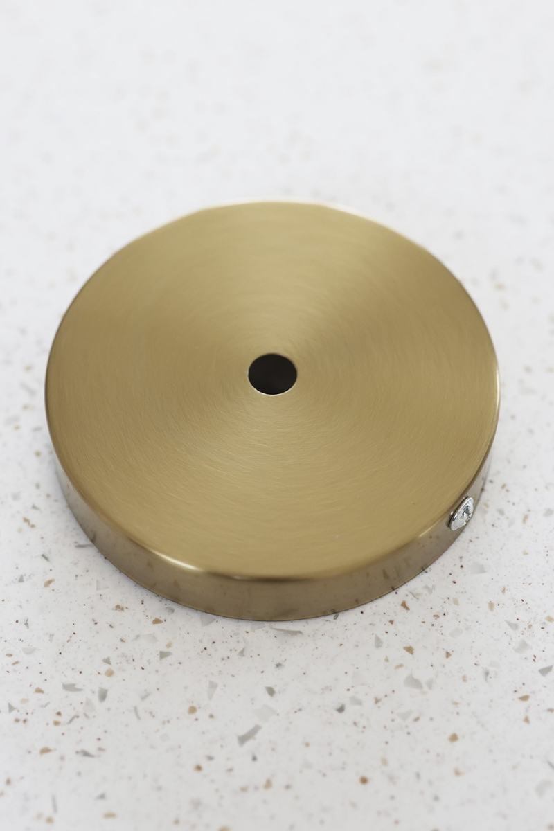 Cette suspension, au design minimaliste et aux lignes pures, s’intègre harmonieusement dans tout espace contemporain. Que ce soit de chaque côté d’un lit ou au-dessus d’une table. Les boules de la suspension Yaka, de la collection Floches proposée par Atelier HD en exclusivité pour Caroline Andréoni La Maison, sont faites à la main et enfilées sur un câble électrique beige offrant une source de lumière délicate qui sublime l'espace sans s'imposer. Ses finitions soignées en font un luminaire esthétique.