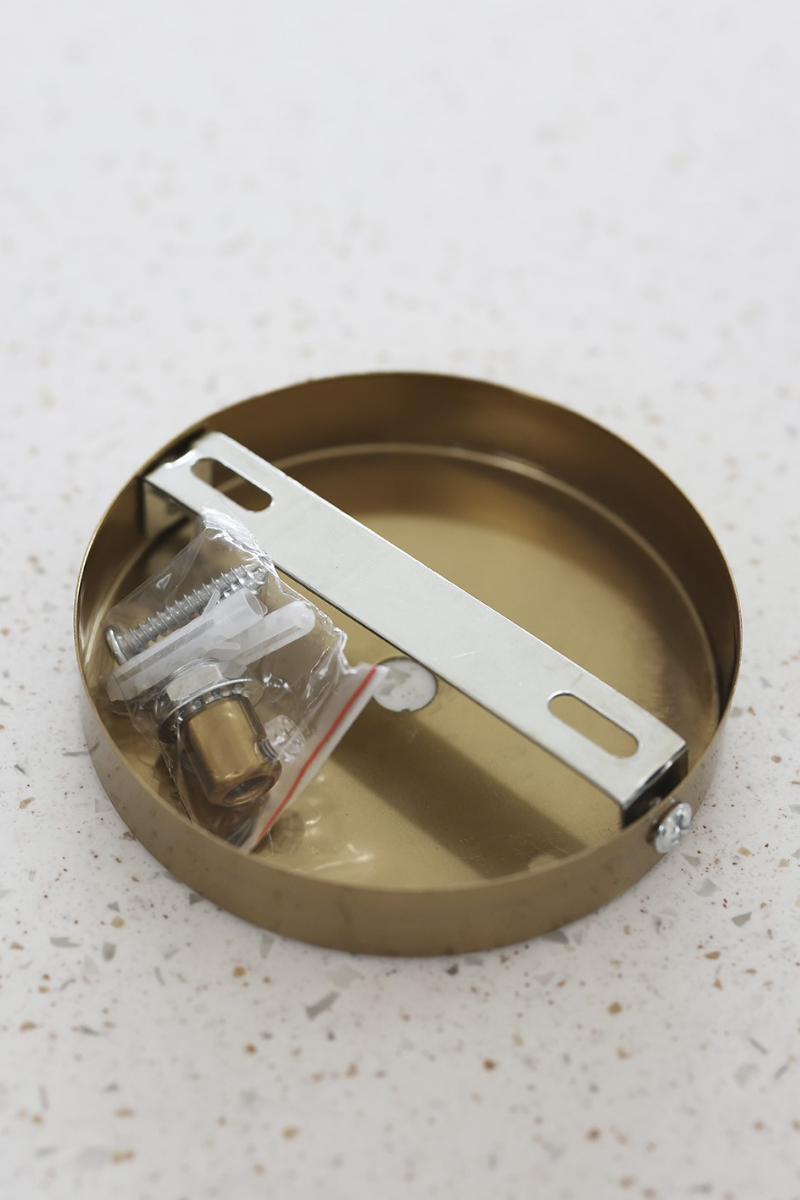 Cette suspension, au design minimaliste et aux lignes pures, s’intègre harmonieusement dans tout espace contemporain. Que ce soit de chaque côté d’un lit ou au-dessus d’une table. Les boules de la suspension Yaka, de la collection Floches proposée par Atelier HD en exclusivité pour Caroline Andréoni La Maison, sont faites à la main et enfilées sur un câble électrique beige offrant une source de lumière délicate qui sublime l'espace sans s'imposer. Ses finitions soignées en font un luminaire esthétique.