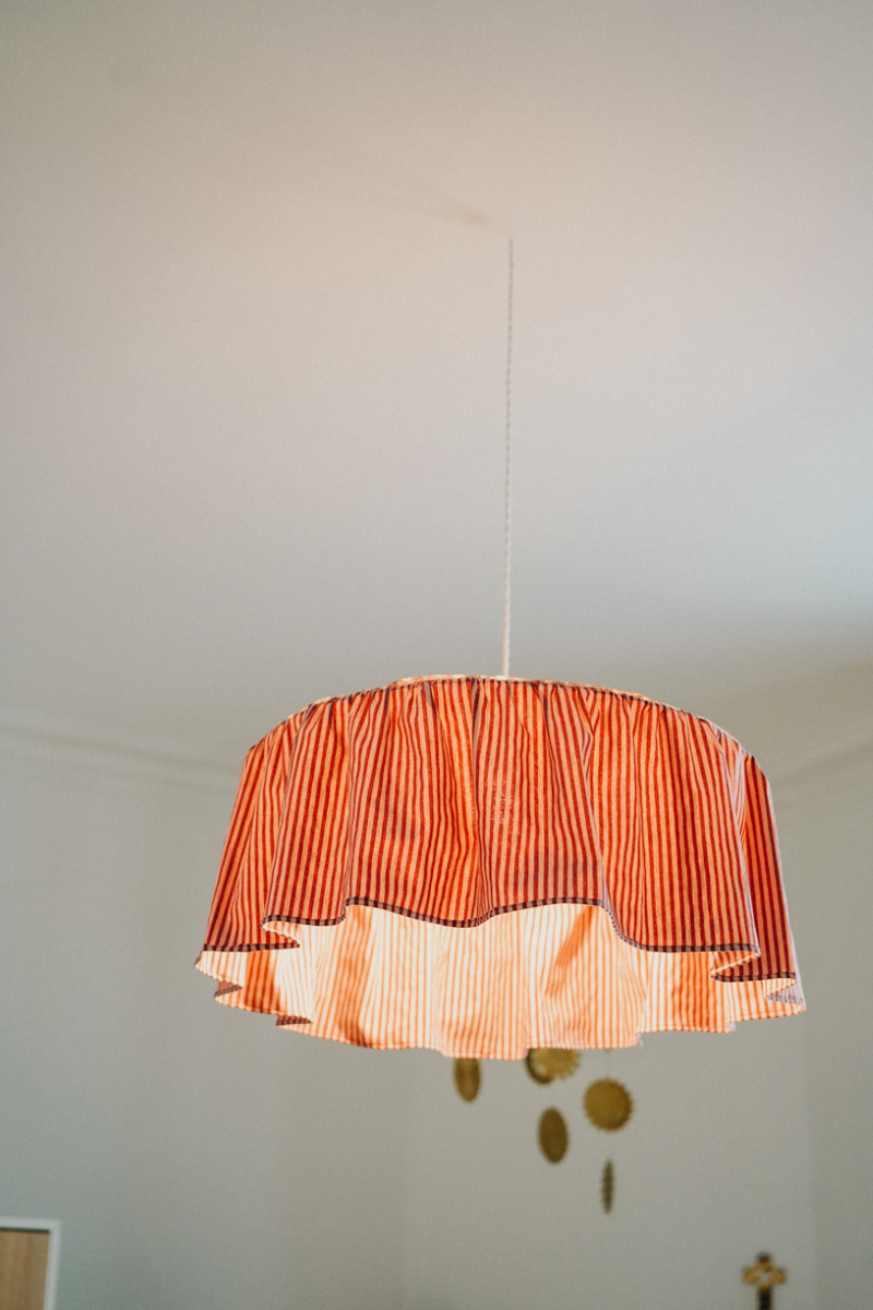 Véritable bijou décoratif, la suspension JANE mixant rayures et toile de Jouy, apporte une véritable touche de fraîcheur et de modernité aux intérieurs contemporains comme classiques.

JANE est la promesse d’une pièce raffinée, à l’allure intemporelle.

Tous nos luminaires sont réalisés avec un soin méticuleux par notre abatjouriste dont l’atelier est niché au cœur de la Bretagne en France.

Une fabrication 100% artisanale et française.