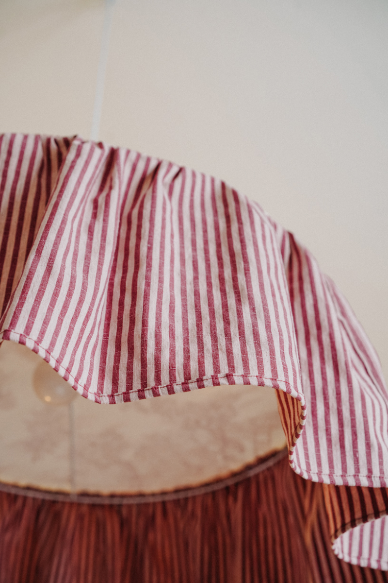 Véritable bijou décoratif, la suspension JANE mixant rayures et toile de Jouy, apporte une véritable touche de fraîcheur et de modernité aux intérieurs contemporains comme classiques.

JANE est la promesse d’une pièce raffinée, à l’allure intemporelle.

Tous nos luminaires sont réalisés avec un soin méticuleux par notre abatjouriste dont l’atelier est niché au cœur de la Bretagne en France.

Une fabrication 100% artisanale et française.