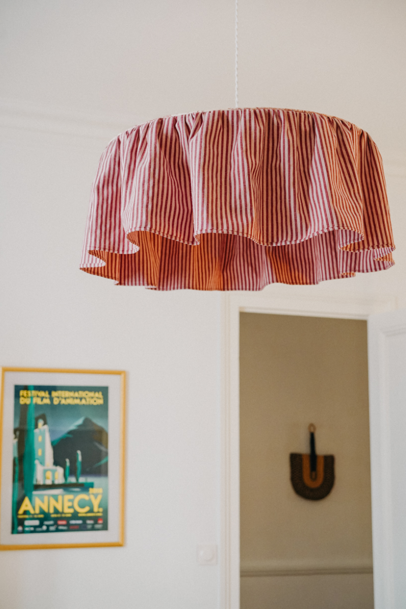 Véritable bijou décoratif, la suspension JANE mixant rayures et toile de Jouy, apporte une véritable touche de fraîcheur et de modernité aux intérieurs contemporains comme classiques.

JANE est la promesse d’une pièce raffinée, à l’allure intemporelle.

Tous nos luminaires sont réalisés avec un soin méticuleux par notre abatjouriste dont l’atelier est niché au cœur de la Bretagne en France.

Une fabrication 100% artisanale et française.