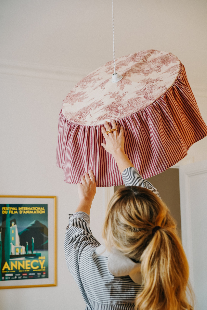 Véritable bijou décoratif, la suspension JANE mixant rayures et toile de Jouy, apporte une véritable touche de fraîcheur et de modernité aux intérieurs contemporains comme classiques.

JANE est la promesse d’une pièce raffinée, à l’allure intemporelle.

Tous nos luminaires sont réalisés avec un soin méticuleux par notre abatjouriste dont l’atelier est niché au cœur de la Bretagne en France.

Une fabrication 100% artisanale et française.