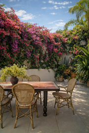 Table à dîner Dune en céramique, portée par des pieds sculptés.
Dune s’impose comme un objet du quotidien aux lignes intemporelles, où la matière respire et le design raconte une histoire.
Créée pour le projet Marbella en collaboration avec Diane Fekete, elle associe savoir‑faire artisanal et sophistication contemporaine.