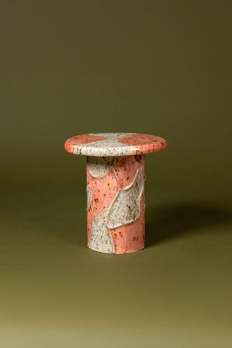 Table d'appoint Basalte, sculpture fonctionnelle en grès façonnée à la main. Le grès chamotté est travaillé, modelé puis laissé à sécher naturellement avant une première cuisson à haute température. Chaque pièce est ensuite émaillée à la main, révélant un jeu de matières et de nuances propre à chaque création.

Ce processus artisanal garantit non seulement la solidité de la pièce, mais aussi son caractère singulier. Les légères irrégularités et variations font partie intégrante de son identité.