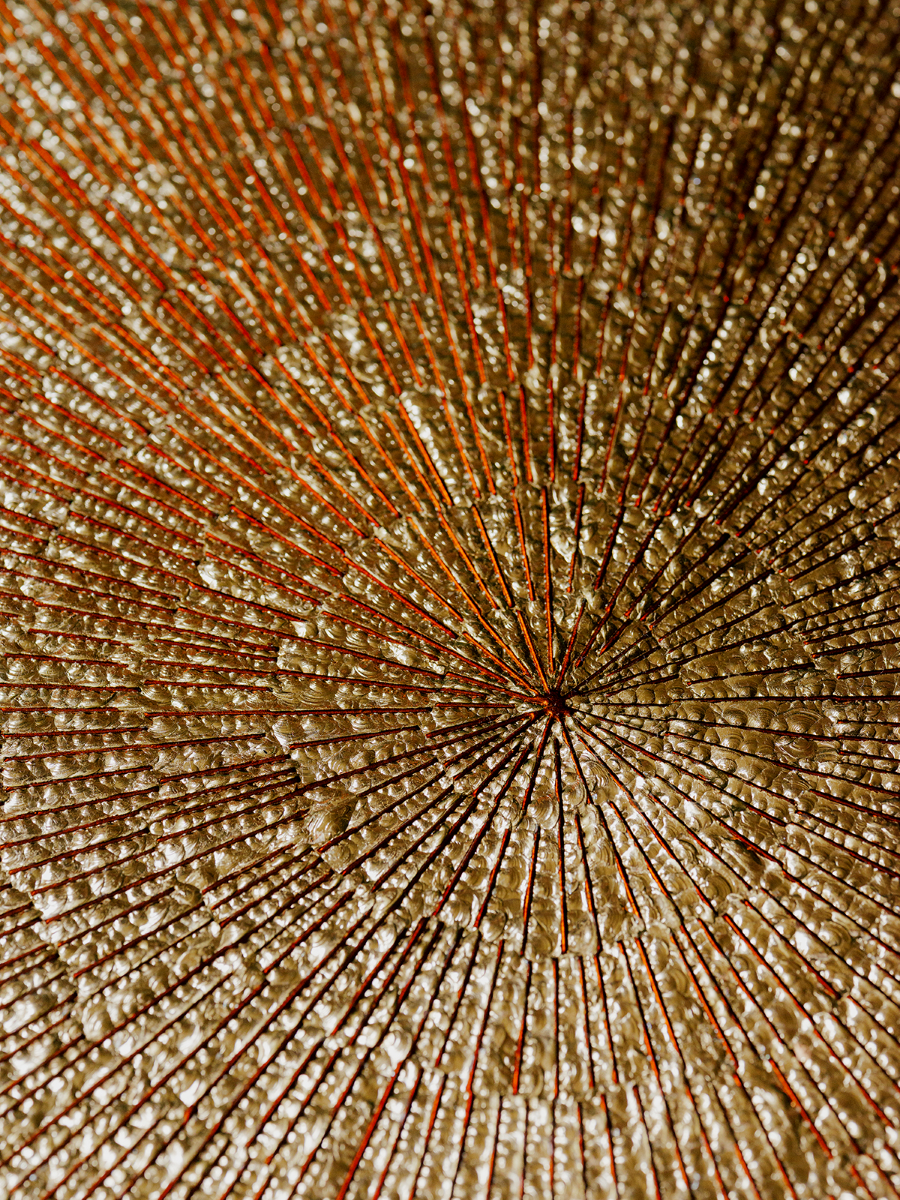 Élégance sculpturale et savoir-faire d’exception s’unissent dans la table d’appoint Bellezza, pièce unique née d’une collaboration entre Caroline Andréoni, Staff Espaces Volumes et Atelier Pictet. Présentée à l’occasion de la Biennale Révélations 2025, elle incarne l’art décoratif contemporain dans toute sa richesse.

Le plateau en verre est magnifié par une gravure en ronde-bosse, buriné avec précision, puis doré à la feuille d’or Moongold, une teinte précieuse aux reflets chauds et lumineux. 