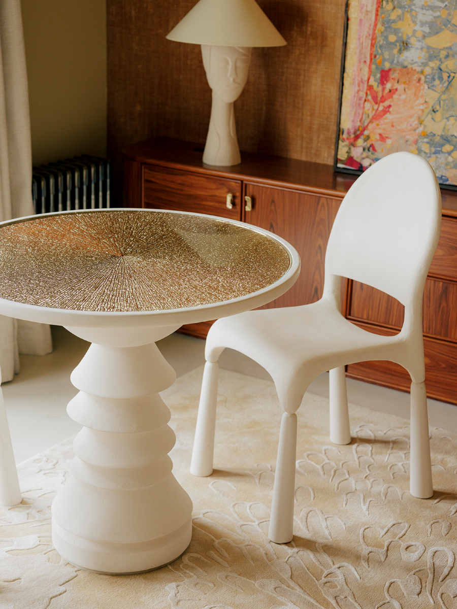 Élégance sculpturale et savoir-faire d’exception s’unissent dans la table d’appoint Bellezza, pièce unique née d’une collaboration entre Caroline Andréoni, Staff Espaces Volumes et Atelier Pictet. Présentée à l’occasion de la Biennale Révélations 2025, elle incarne l’art décoratif contemporain dans toute sa richesse.

Le plateau en verre est magnifié par une gravure en ronde-bosse, buriné avec précision, puis doré à la feuille d’or Moongold, une teinte précieuse aux reflets chauds et lumineux. 