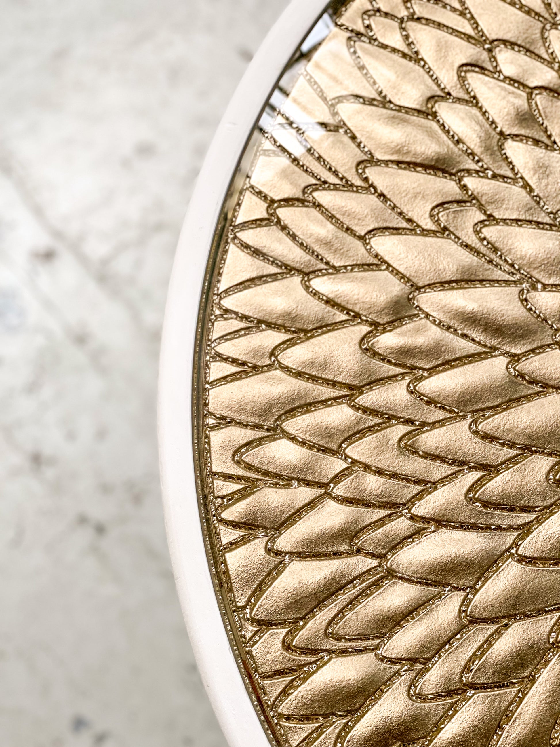 Élégance sculpturale et savoir-faire d’exception s’unissent dans la table d’appoint Bellezza, pièce unique née d’une collaboration entre Caroline Andréoni, Staff Espaces Volumes et Atelier Pictet. Présentée à l’occasion de la Biennale Révélations 2025, elle incarne l’art décoratif contemporain dans toute sa richesse.