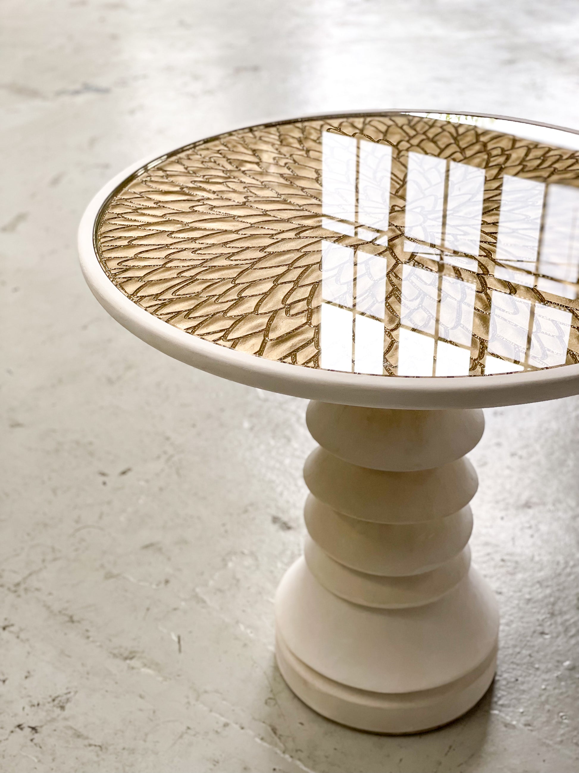 Élégance sculpturale et savoir-faire d’exception s’unissent dans la table d’appoint Bellezza, pièce unique née d’une collaboration entre Caroline Andréoni, Staff Espaces Volumes et Atelier Pictet. Présentée à l’occasion de la Biennale Révélations 2025, elle incarne l’art décoratif contemporain dans toute sa richesse.