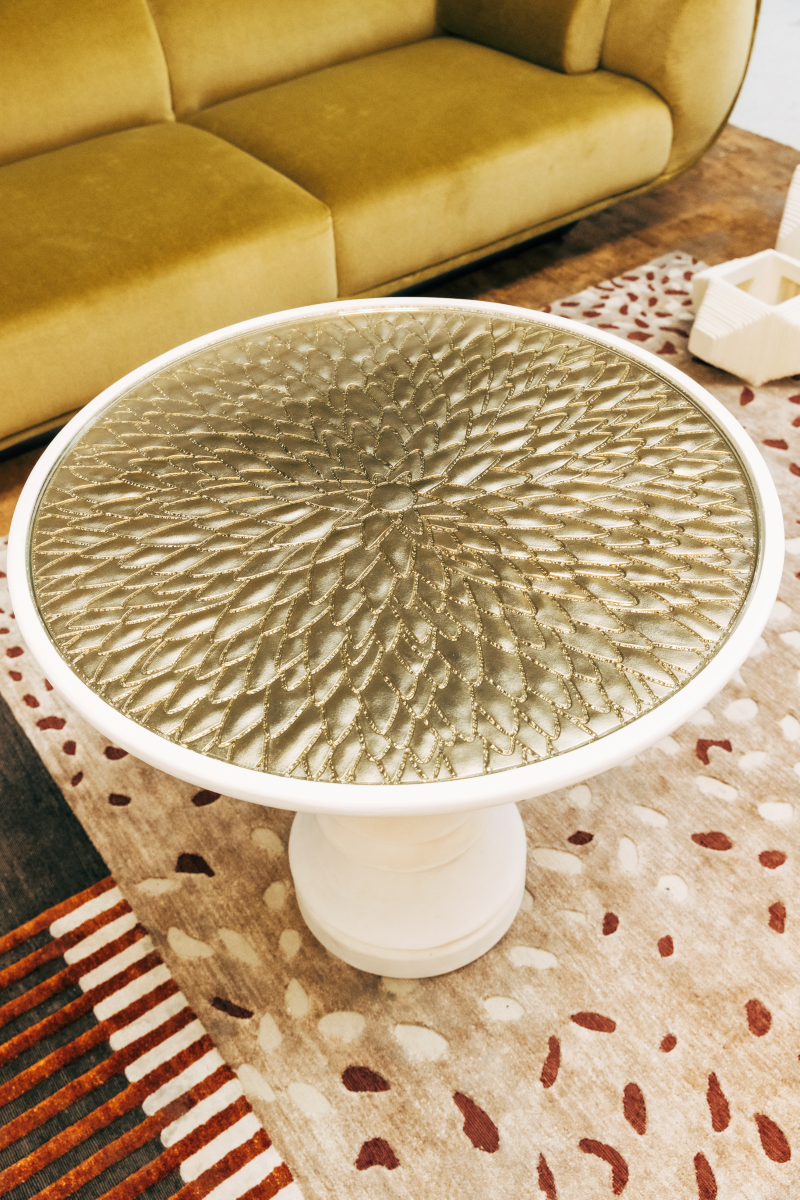 Élégance sculpturale et savoir-faire d’exception s’unissent dans la table d’appoint Bellezza, pièce unique née d’une collaboration entre Caroline Andréoni, Staff Espaces Volumes et Atelier Pictet. Présentée à l’occasion de la Biennale Révélations 2025, elle incarne l’art décoratif contemporain dans toute sa richesse.