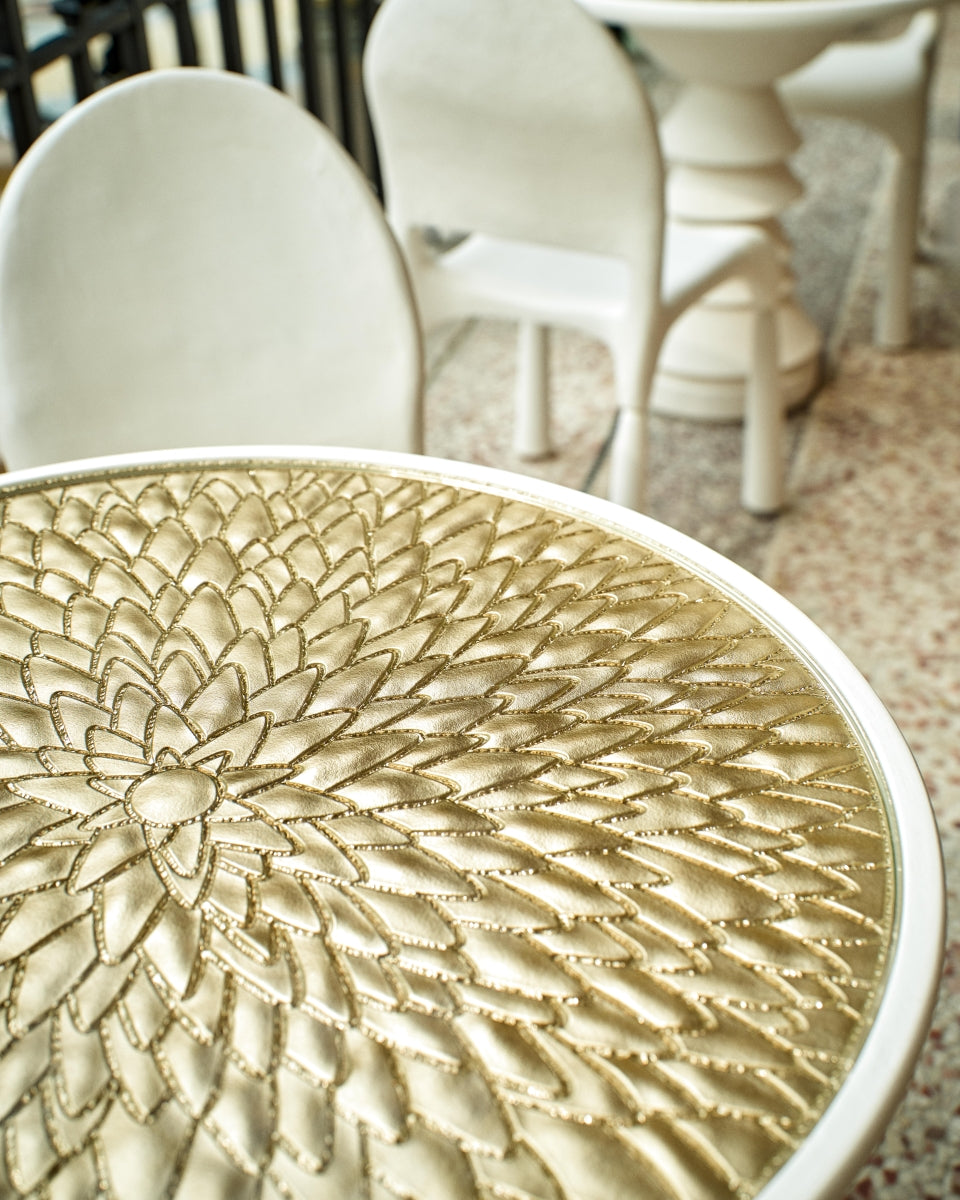 Élégance sculpturale et savoir-faire d’exception s’unissent dans la table d’appoint Bellezza, pièce unique née d’une collaboration entre Caroline Andréoni, Staff Espaces Volumes et Atelier Pictet. Présentée à l’occasion de la Biennale Révélations 2025, elle incarne l’art décoratif contemporain dans toute sa richesse.