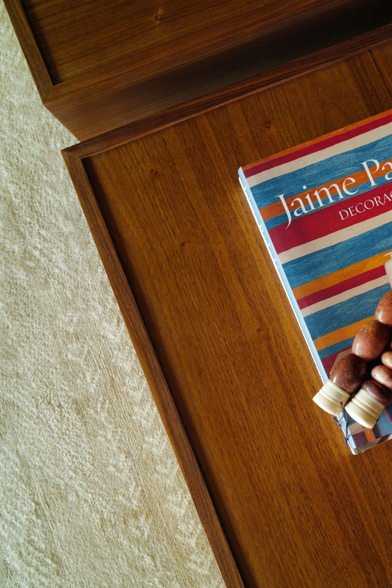 Table Casares, alliance parfaite de sophistication et de nature, sublimée par le veinage unique du noyer américain et le raffinement des pieds en laiton poli. Une pièce maîtresse qui transforme votre espace en écrin d’élégance intemporelle.