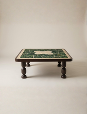 Table basse Dune en céramique, portée par des pieds sculptés.
Dune s’impose comme un objet du quotidien aux lignes intemporelles, où la matière respire et le design raconte une histoire.
Créée pour le projet Marbella en collaboration avec Diane Fekete, elle associe savoir‑faire artisanal et sophistication contemporaine.