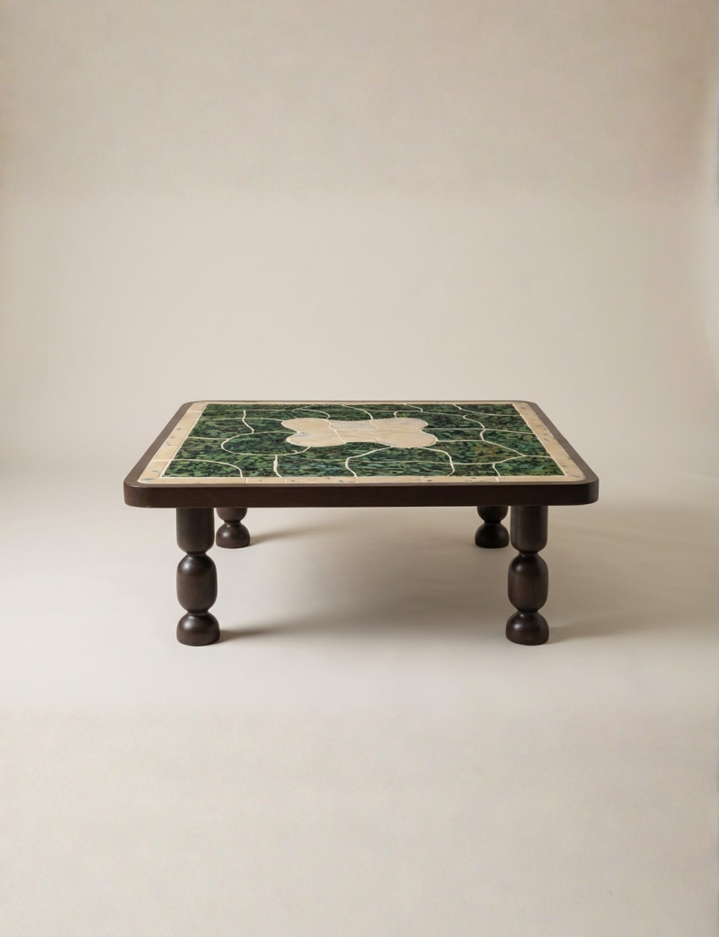 Table basse Dune en céramique, portée par des pieds sculptés.
Dune s’impose comme un objet du quotidien aux lignes intemporelles, où la matière respire et le design raconte une histoire.
Créée pour le projet Marbella en collaboration avec Diane Fekete, elle associe savoir‑faire artisanal et sophistication contemporaine.