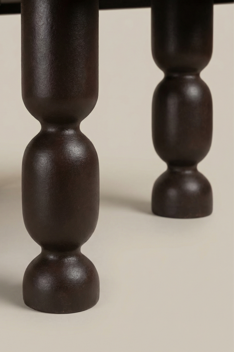 Table basse Dune en céramique, portée par des pieds sculptés.
Dune s’impose comme un objet du quotidien aux lignes intemporelles, où la matière respire et le design raconte une histoire.
Créée pour le projet Marbella en collaboration avec Diane Fekete, elle associe savoir‑faire artisanal et sophistication contemporaine.