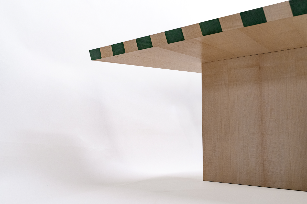 Graphique et épurée, la table OPTIQUE se démarque par le travail rigoureux de marqueterie en sycomore ondé naturel et en sycomore ondé teinté.

Elle peut être déclinée en différentes couleurs et tailles sur demande. Veuillez nous contacter par mail pour un devis.