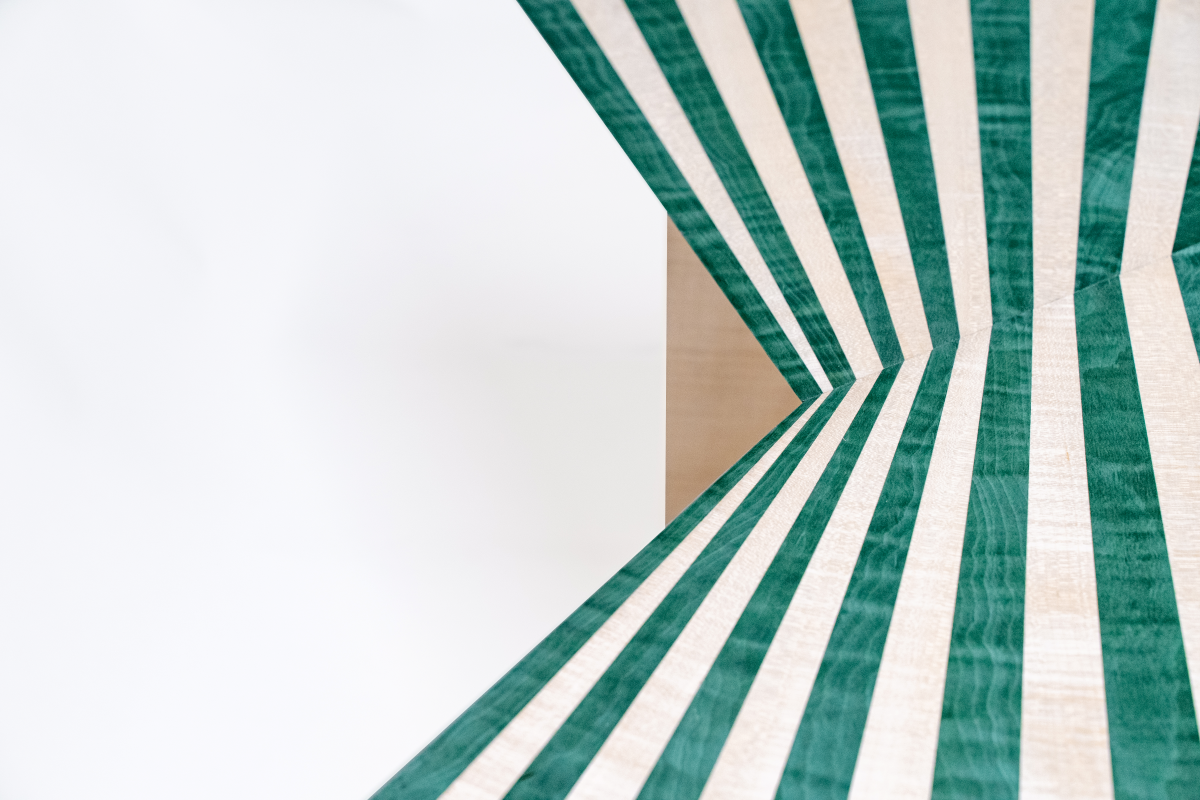 Graphique et épurée, la table OPTIQUE se démarque par le travail rigoureux de marqueterie en sycomore ondé naturel et en sycomore ondé teinté.

Elle peut être déclinée en différentes couleurs et tailles sur demande. Veuillez nous contacter par mail pour un devis.