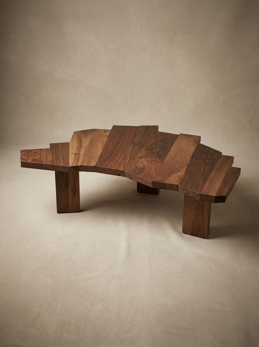 La Table basse Raw de Thomas Coup La Fronde, forme en virgule en bois massif de réemploi. Coupes irrégulières et veinage brut, pièce emblématique de l'atelier lyonnais, signée et numérotée.