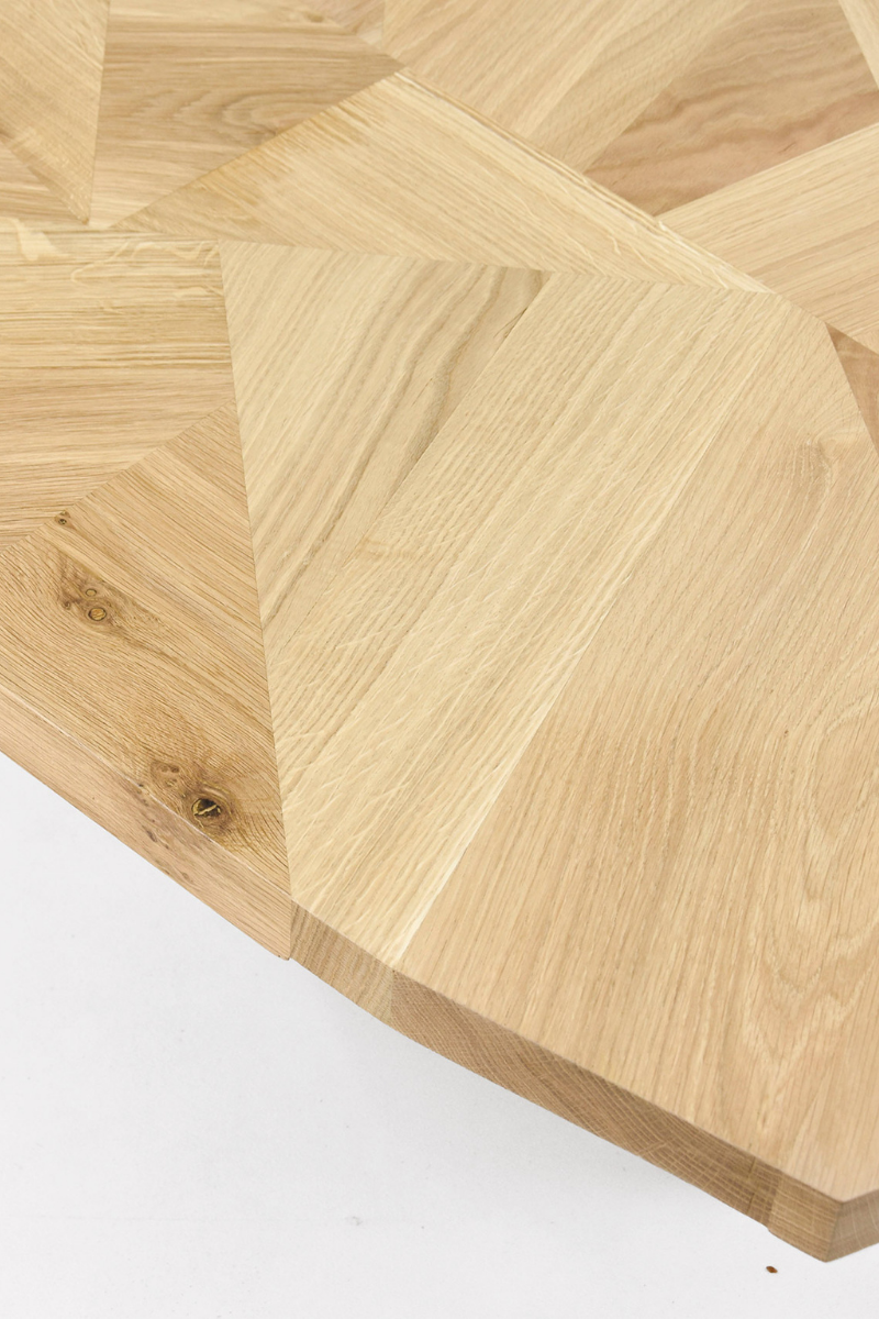 Grande table basse sculpturale, cette pièce traduit un savoir-faire minutieux d’assemblage. Une composition entre formes brutes et douceur des veinages du bois massif.
Fabriquée artisanalement dans nos ateliers à Lyon, France. Pensée en éco-conception, elle valorise des matériaux durables et de réemploi, notamment des chutes aux formes variées qui ont été sélectionnées et travaillées pour composer son plateau.
Plateau et pieds démontables.
Pièce signée et numérotée.