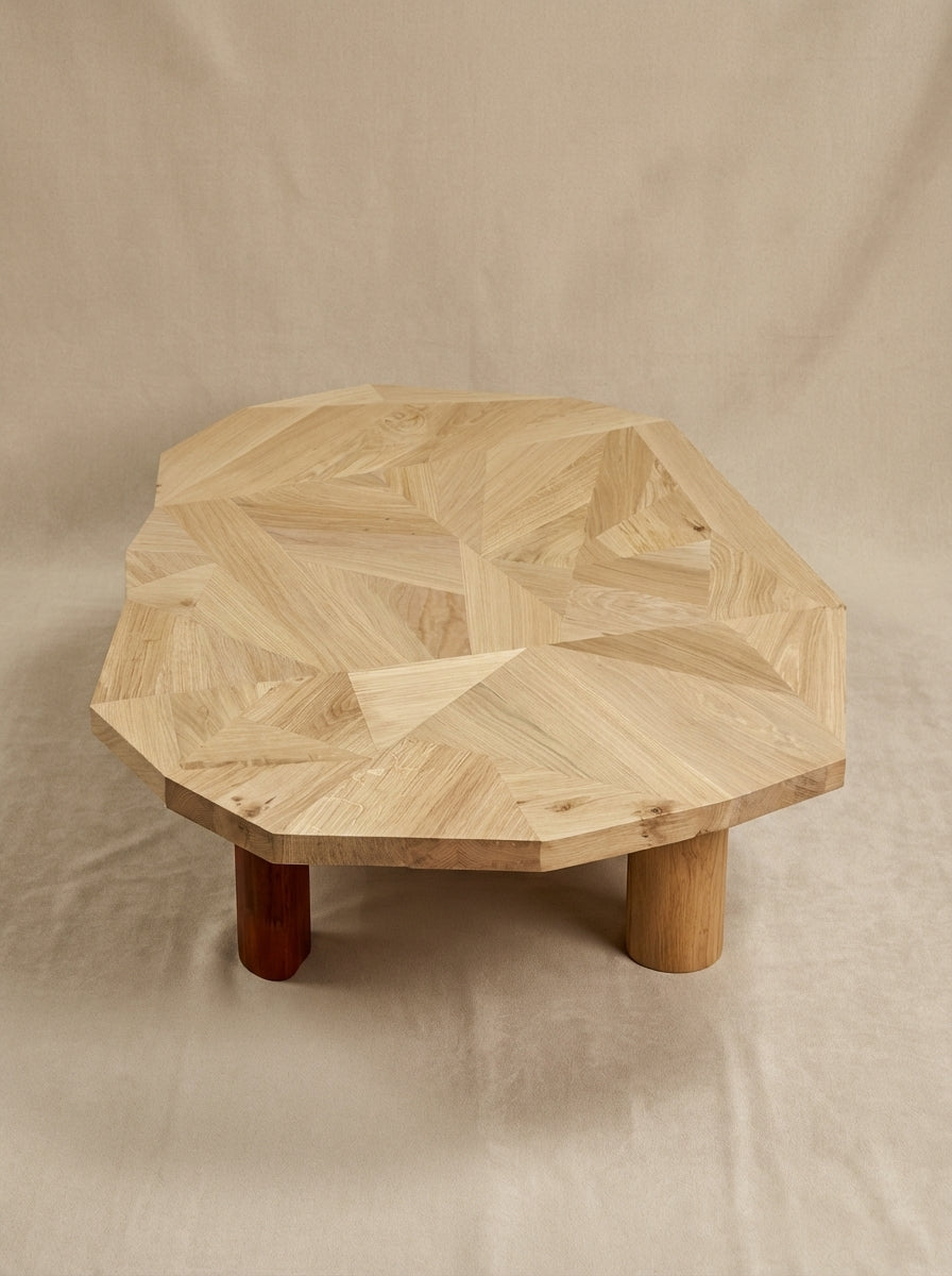 Grande table basse sculpturale, cette pièce traduit un savoir-faire minutieux d’assemblage. Une composition entre formes brutes et douceur des veinages du bois massif.
Fabriquée artisanalement dans nos ateliers à Lyon, France. Pensée en éco-conception, elle valorise des matériaux durables et de réemploi, notamment des chutes aux formes variées qui ont été sélectionnées et travaillées pour composer son plateau.
Plateau et pieds démontables.
Pièce signée et numérotée.