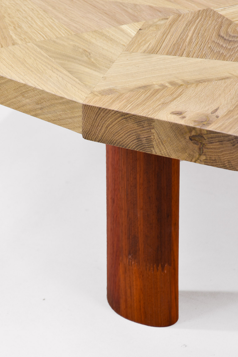 Grande table basse sculpturale, cette pièce traduit un savoir-faire minutieux d’assemblage. Une composition entre formes brutes et douceur des veinages du bois massif.
Fabriquée artisanalement dans nos ateliers à Lyon, France. Pensée en éco-conception, elle valorise des matériaux durables et de réemploi, notamment des chutes aux formes variées qui ont été sélectionnées et travaillées pour composer son plateau.
Plateau et pieds démontables.
Pièce signée et numérotée.