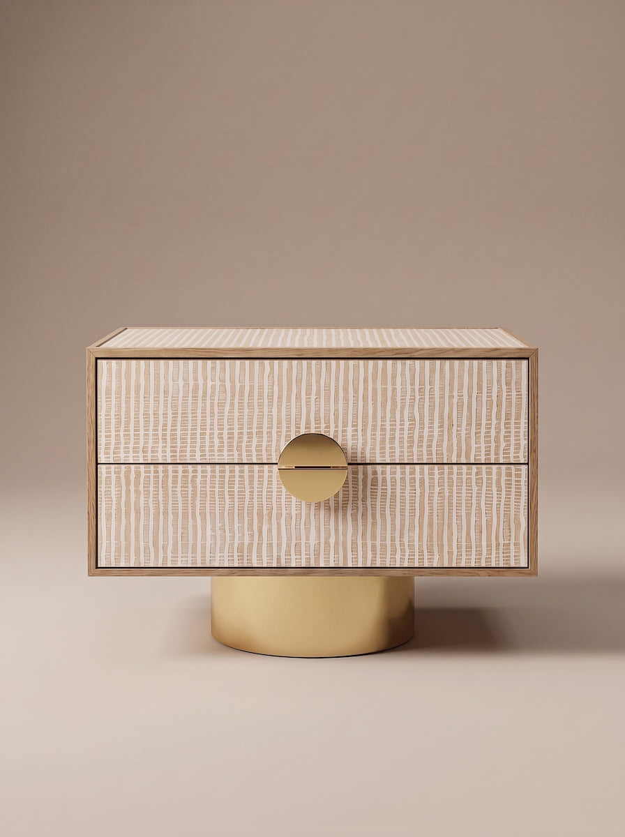Paire de tables de chevet FAENA, imaginée par Caroline Andreoni pour la master bedroom d'une villa privée à Miami. Le caisson en chêne massif s'habille d'un placage en bois graphique aux tons ivoire et sable, posé sur un socle cylindrique en laiton poli.

Les photos affichées correspondent à la version la plus grande des chevets.