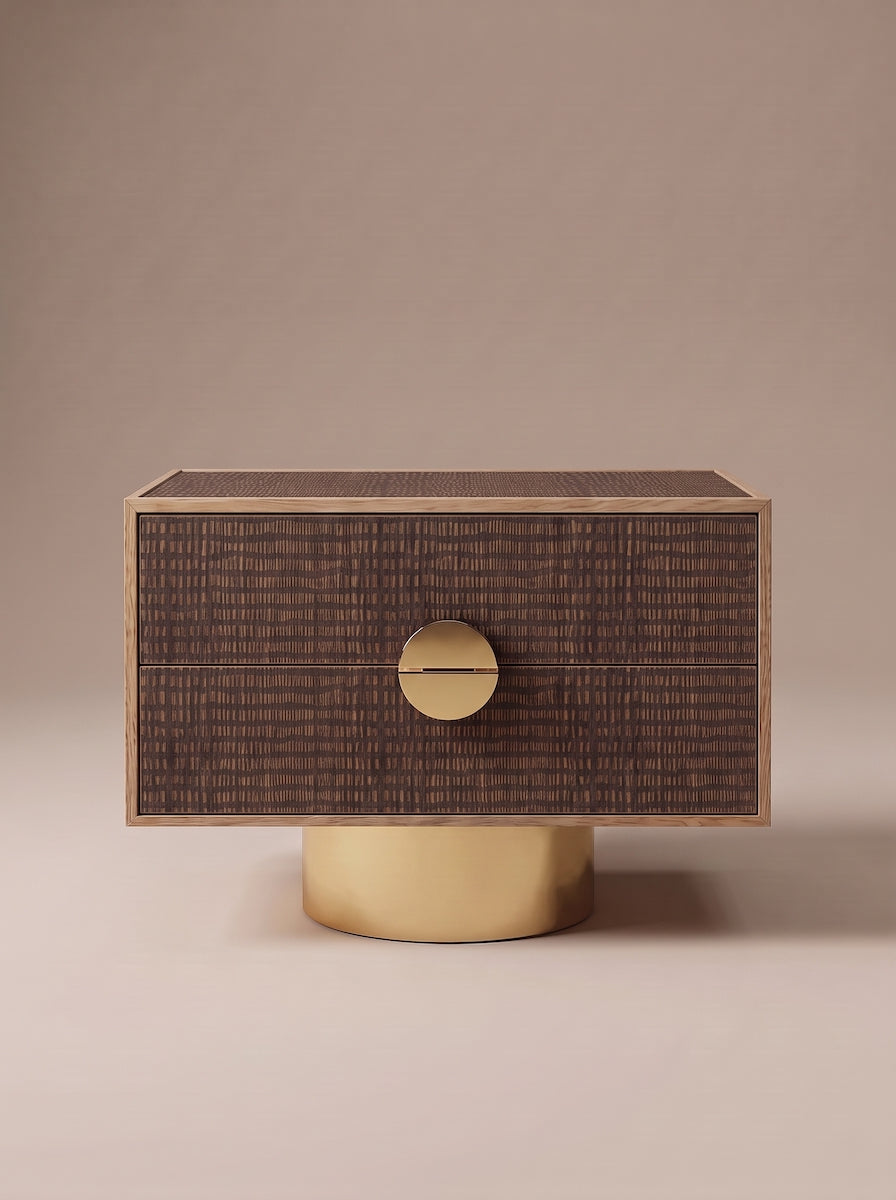 Paire de tables de chevet FAENA, imaginée par Caroline Andreoni pour la master bedroom d'une villa privée à Miami. Le caisson en chêne massif s'habille d'un placage en bois graphique aux tons ivoire et sable, posé sur un socle cylindrique en laiton poli.

Les photos affichées correspondent à la version la plus grande des chevets.