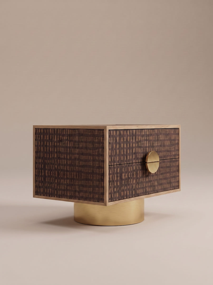 Paire de tables de chevet FAENA, imaginée par Caroline Andreoni pour la master bedroom d'une villa privée à Miami. Le caisson en chêne massif s'habille d'un placage en bois graphique aux tons ivoire et sable, posé sur un socle cylindrique en laiton poli.

Les photos affichées correspondent à la version la plus grande des chevets.