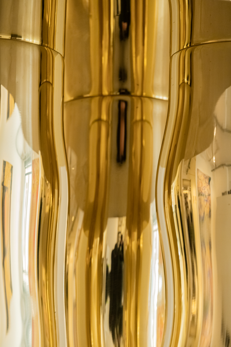 Mimo est une table d’appoint en laiton poli miroir, non verni. Sa structure repose sur une intention formelle simple : trois pieds et un plateau. Ses pieds, formés de manière organique, contrastent avec la ligne fine et délicate de son plateau.

La surface polie capte la lumière et reflète l’environnement, révélant l’élégance contenue dans la simplicité. Le laiton, travaillé à la main, invite à une expérience sensorielle où la matière et l’espace entrent en conversation.