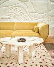 Taillée dans la roche brute, chaque table basse VESUVE est une pièce unique, où la nature dicte son design. Son plateau en albâtre sculpté révèle des veinages et textures singuliers, témoins de la formation millénaire de la pierre. Alliant brutalisme et élégance, elle capture la lumière et magnifie l’espace dans une présence sculpturale et intemporelle.

Découvertes et sélectionnées au cœur même des carrières, chacune des plaques inspire une table ou une suspension unique.