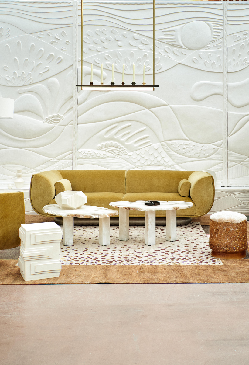 Taillée dans la roche brute, chaque table basse VESUVE est une pièce unique, où la nature dicte son design. Son plateau en albâtre sculpté révèle des veinages et textures singuliers, témoins de la formation millénaire de la pierre. Alliant brutalisme et élégance, elle capture la lumière et magnifie l’espace dans une présence sculpturale et intemporelle.

Découvertes et sélectionnées au cœur même des carrières, chacune des plaques inspire une table ou une suspension unique.