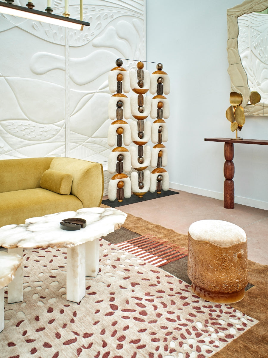 Taillée dans la roche brute, chaque table basse VESUVE est une pièce unique, où la nature dicte son design. Son plateau en albâtre sculpté révèle des veinages et textures singuliers, témoins de la formation millénaire de la pierre. Alliant brutalisme et élégance, elle capture la lumière et magnifie l’espace dans une présence sculpturale et intemporelle.

Découvertes et sélectionnées au cœur même des carrières, chacune des plaques inspire une table ou une suspension unique.