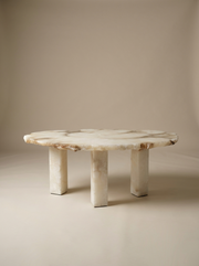 Table basse Vésuve 1P par Alain Ellouz, plateau en albâtre brut sélectionné en carrière. Veinages uniques, lumière traversante, écorce préservée. Chaque pièce est dictée par la nature, unique et intemporelle.