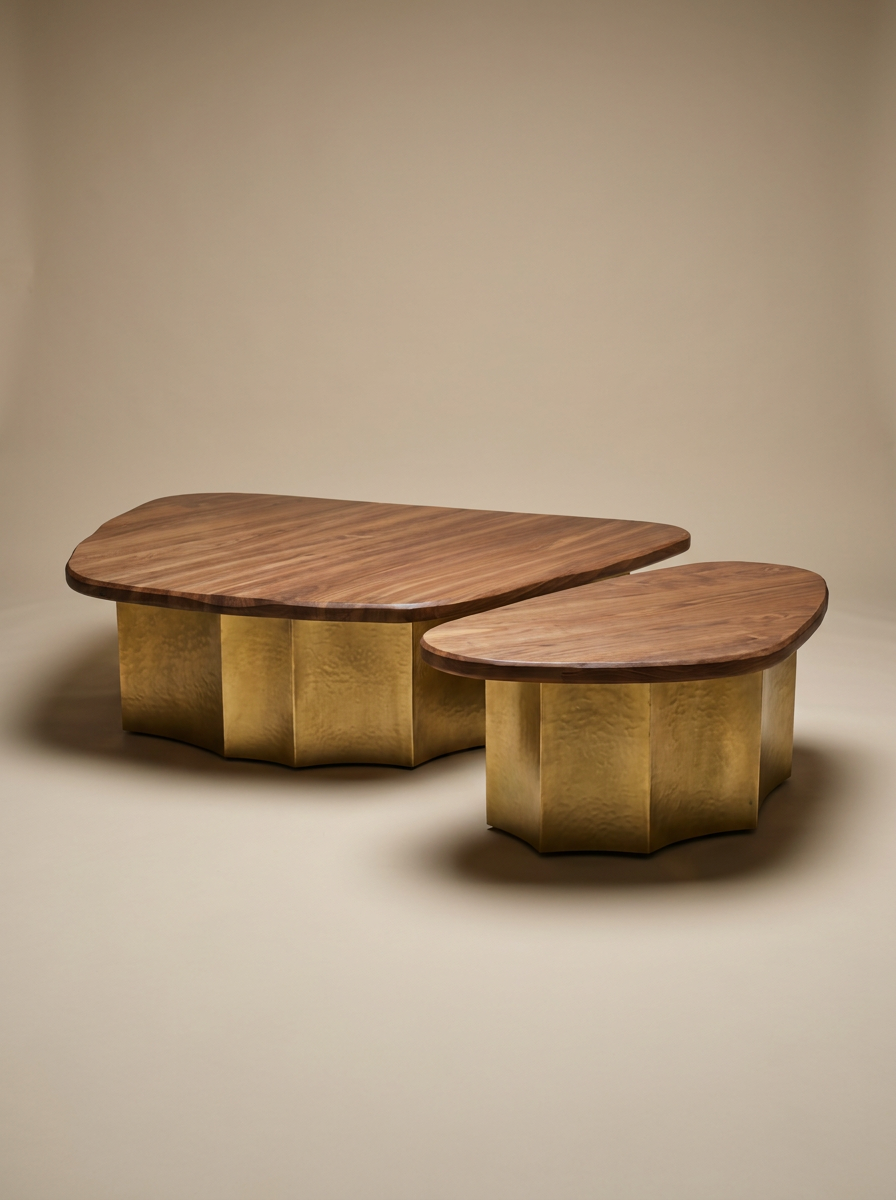 Table basse CASA entièrement façonnée à la main en laiton dans l'atelier toulousain de Laura Demichelis, révèle tout le caractère d'un savoir-faire artisanal d'exception. Sa structure en laiton massif, aux reflets chaleureux, est surmontée d'un élégant plateau en bois qui apporte contraste, chaleur et raffinement. L'ensemble offre une présence sculpturale tout en s'intégrant avec douceur à votre intérieur.