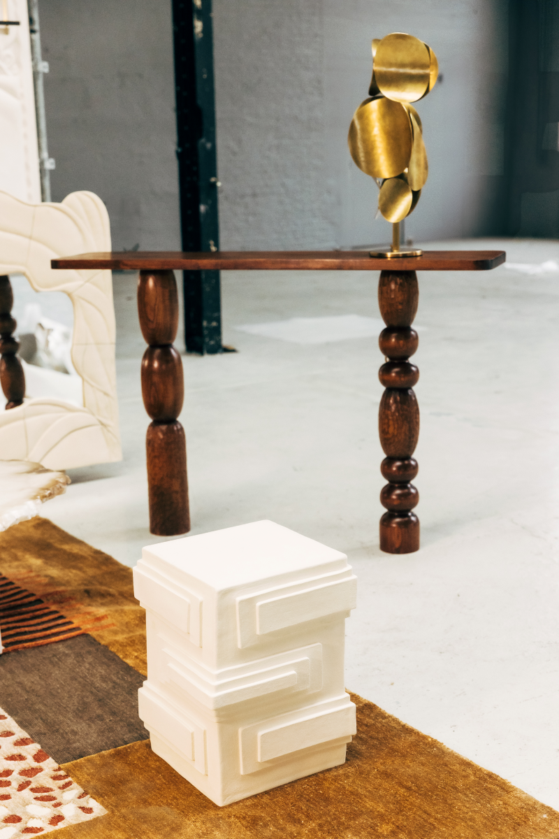 Le tabouret ou bout de canapé STRATE est une des premières pièces meublantes de la créatrice Adeline Delesalle.
Son format généreux lui confère force et élégance. La céramiste a ajouté des éléments géométriques propres à son style et de son goût pour la « construction ».

Le tabouret / bout de canapé est entièrement fabriqué à la main en grès blanc chamotté.