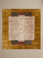 Tapis Amalgame par Maison LELEU, soie de bambou et laine nouées à la main. Illusion kilim aux motifs graphiques abstraits et ethniques. Surface douce, contrastée et tactile, trois tailles disponibles.