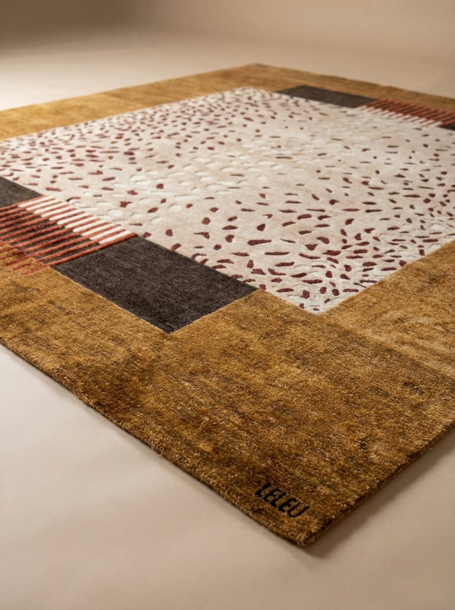 Le tapis Amalgame, signé Maison LELEU, combine tradition et innovation grâce à une technique de nouage ancestrale.
Cette méthode permet de recréer l’illusion d’un tissage kilim, tout en offrant une précision et une richesse de détails qu’un kilim classique ne peut atteindre. La fusion de la soie de bambou et de la laine crée une surface à la fois douce, contrastée et tactile, qui semble presque vivante sous le toucher.