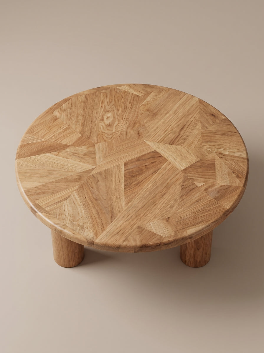 Grande table basse sculpturale en chêne massif de réemploi, façonnée artisanalement à la commande à Lyon. Assemblage de formes douces et courbes, plateau composé de chutes sélectionnées.