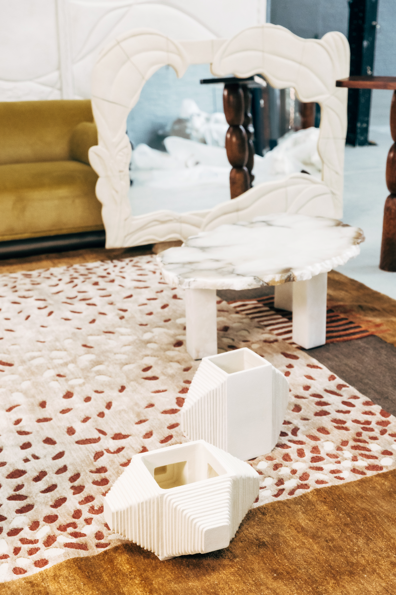 MILLE 1 est une pièce sculpturale née du goût de la créatrice Adeline Delesalle pour l’architecture.
Elle est composée d’un assemblage de plaques minutieusement calculées pour donner relief et symétrie.
Chaque pièce est entièrement fabriquée à la main en grès blanc chamotté et peut recevoir des végétaux secs.