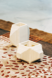 MILLE 2 est une pièce sculpturale née du goût de la créatrice Adeline Delesalle pour l’architecture.
Elle est composée d’un assemblage de plaques minutieusement calculées pour donner relief et symétrie.
Chaque pièce est entièrement fabriquée à la main en grès blanc chamotté et peut recevoir des végétaux secs.