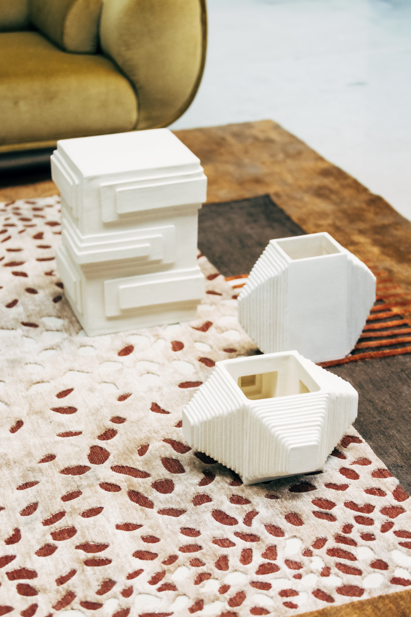 MILLE 2 est une pièce sculpturale née du goût de la créatrice Adeline Delesalle pour l’architecture.
Elle est composée d’un assemblage de plaques minutieusement calculées pour donner relief et symétrie.
Chaque pièce est entièrement fabriquée à la main en grès blanc chamotté et peut recevoir des végétaux secs.