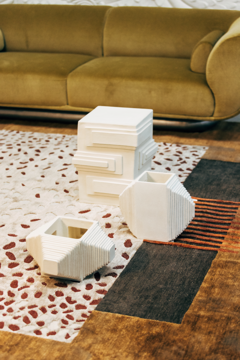 Le tabouret ou bout de canapé STRATE est une des premières pièces meublantes de la créatrice Adeline Delesalle.
Son format généreux lui confère force et élégance. La céramiste a ajouté des éléments géométriques propres à son style et de son goût pour la « construction ».

Le tabouret / bout de canapé est entièrement fabriqué à la main en grès blanc chamotté.