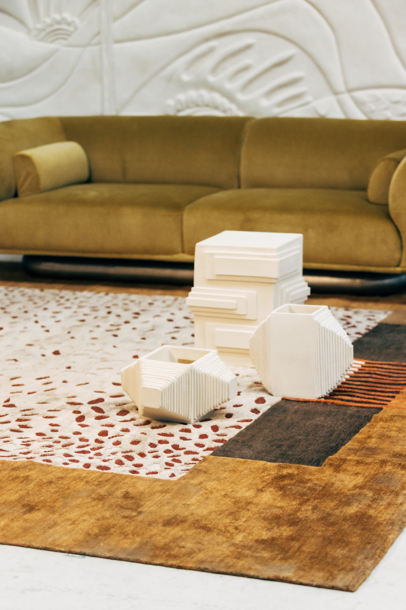 MILLE 2 est une pièce sculpturale née du goût de la créatrice Adeline Delesalle pour l’architecture.
Elle est composée d’un assemblage de plaques minutieusement calculées pour donner relief et symétrie.
Chaque pièce est entièrement fabriquée à la main en grès blanc chamotté et peut recevoir des végétaux secs.