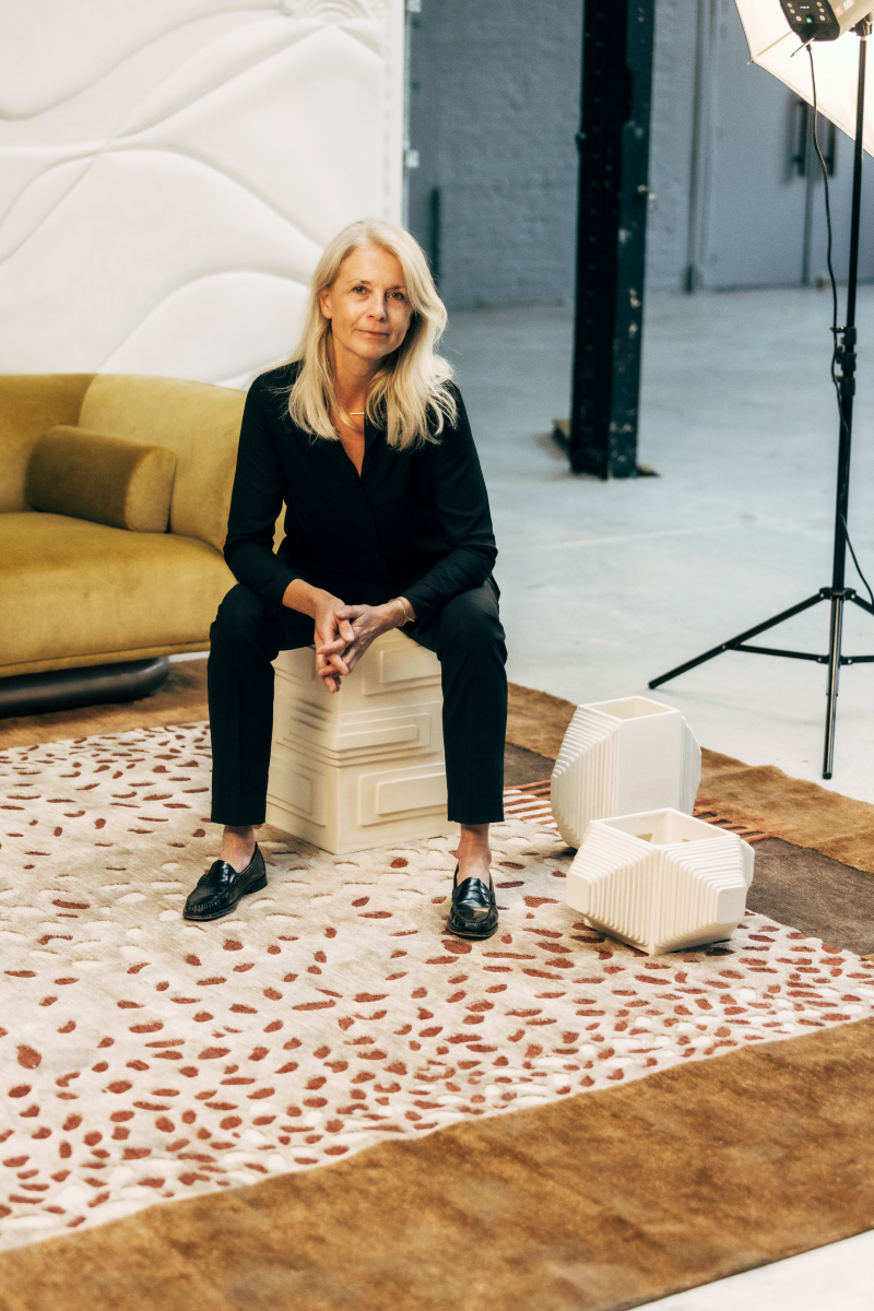 MILLE 2 est une pièce sculpturale née du goût de la créatrice Adeline Delesalle pour l’architecture.
Elle est composée d’un assemblage de plaques minutieusement calculées pour donner relief et symétrie.
Chaque pièce est entièrement fabriquée à la main en grès blanc chamotté et peut recevoir des végétaux secs.